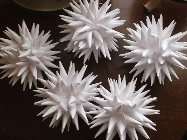 New Year's decorations with their own hands for the house - from paper and materials, master classes with photos and videos