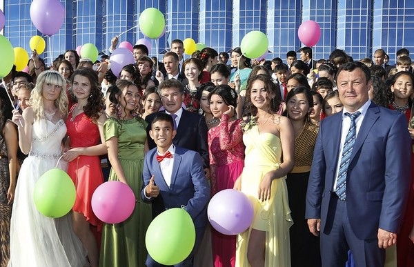Parent word of parents at the prom in grade 11