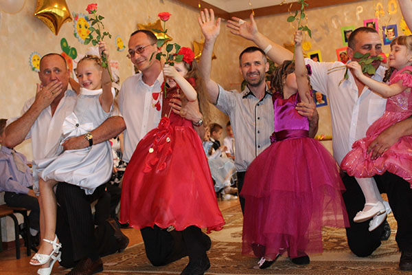 An unusual response word from parents at the graduation in kindergarten