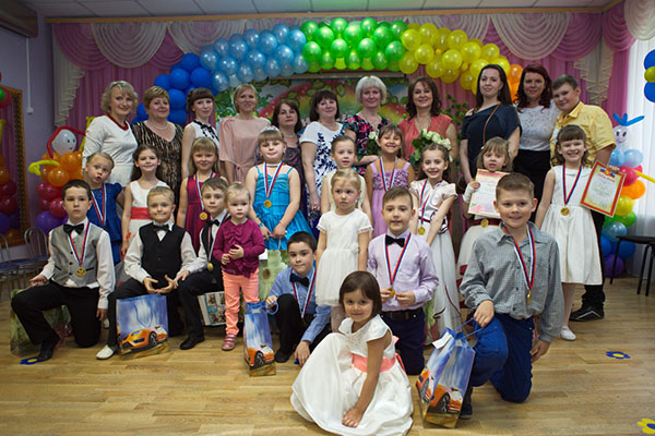 An unusual response word from parents at the graduation in kindergarten