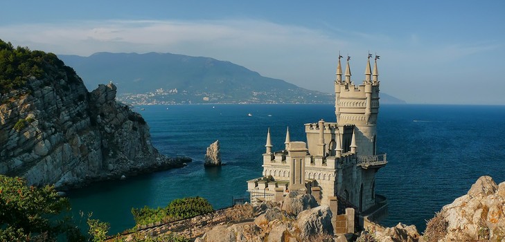 The weather in the Crimea in August 2016 is forecasted by the hydrometeorological center, the average temperature of water and air in the Crimea in August and reviews of the guests of the peninsula