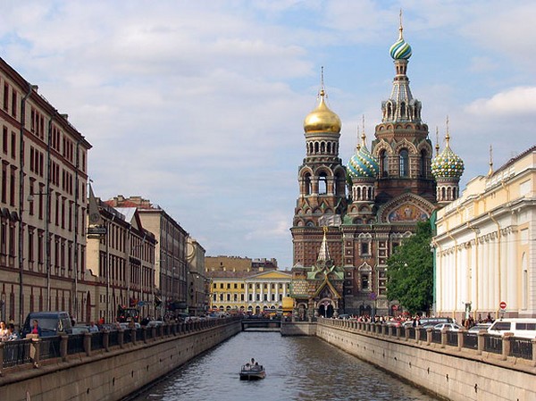 The weather in St. Petersburg in August 2016 is predicted by the hydrometeorological center. What is the weather like in St. Petersburg in August?