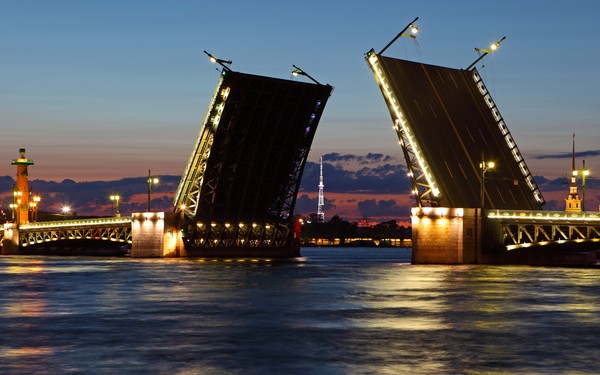 The weather in St. Petersburg in August 2016 is predicted by the hydrometeorological center. What is the weather like in St. Petersburg in August?
