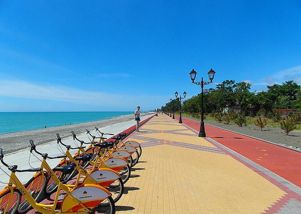 The weather in Sochi in September 2016 is forecasted by the hydrometeorological center and according to the reviews of tourists, the temperature of water and air in Sochi in September