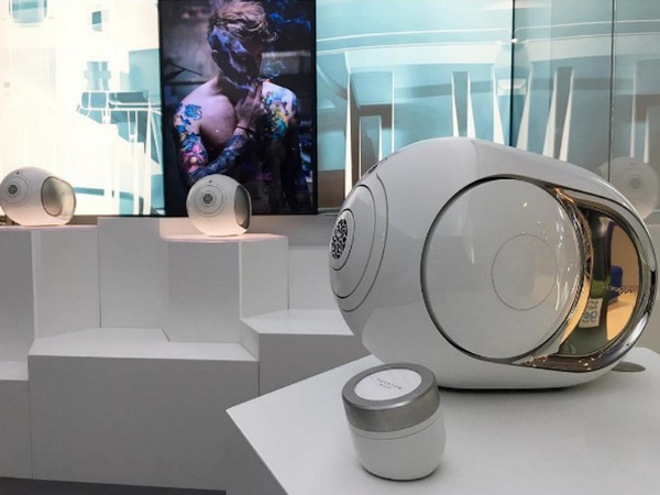 Revolution of sound: wireless speaker Devialet Gold Phantom