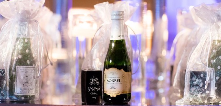 Decorating wedding champagne with your own hands