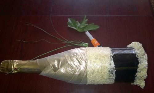 Decorating wedding champagne with your own hands