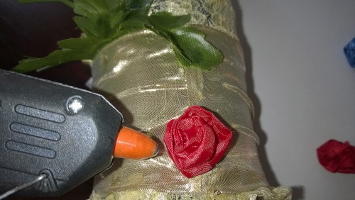 Decorating wedding champagne with your own hands