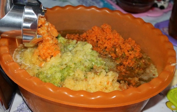 Adjika from zucchini for the winter: step-by-step recipes of the blank with a photo