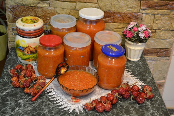 Adjika from zucchini for the winter: step-by-step recipes of the blank with a photo