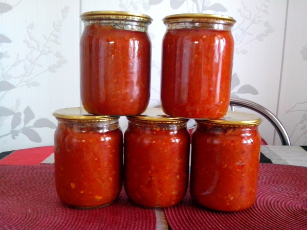 Adjika from zucchini for the winter: step-by-step recipes of the blank with a photo