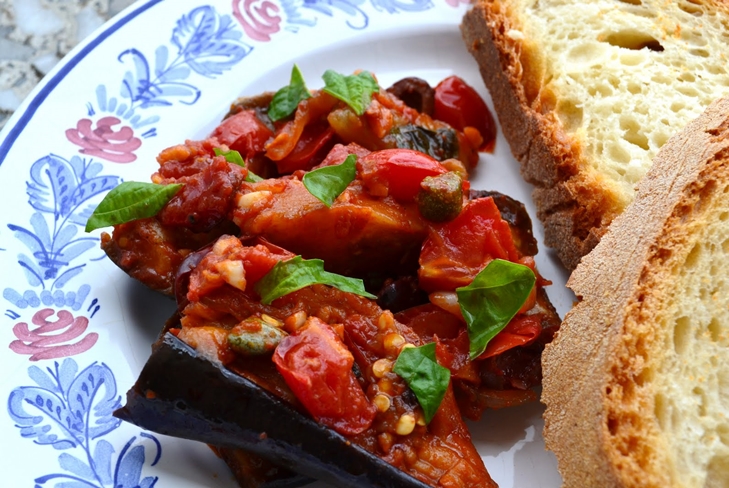 Eggplants in tomato sauce with garlic for the winter: Photo Prescription Preservation