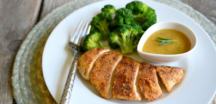 Quick recipe: chicken fillet in almond breadcrumbs with mustard-honey sauce