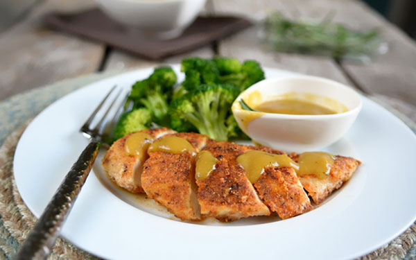 Quick recipe: chicken fillet in almond breadcrumbs with mustard-honey sauce