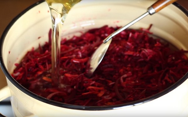 Borsch for the winter in cans, recipes for preparations with beets and cabbage, tomato paste and without it
