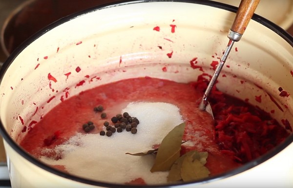 Borsch for the winter in cans, recipes for preparations with beets and cabbage, tomato paste and without it