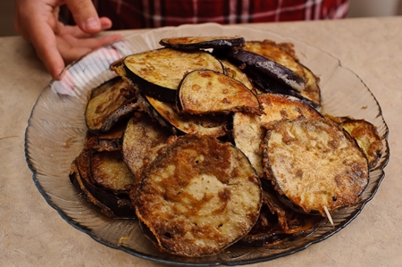 How to make a salad of fried eggplants with tomatoes Photo of a recipe for salad from fried eggplants with tomatoes