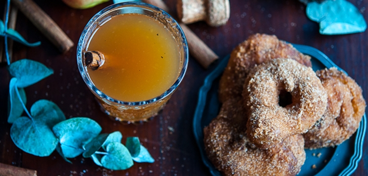 Mulled wine and apple donuts