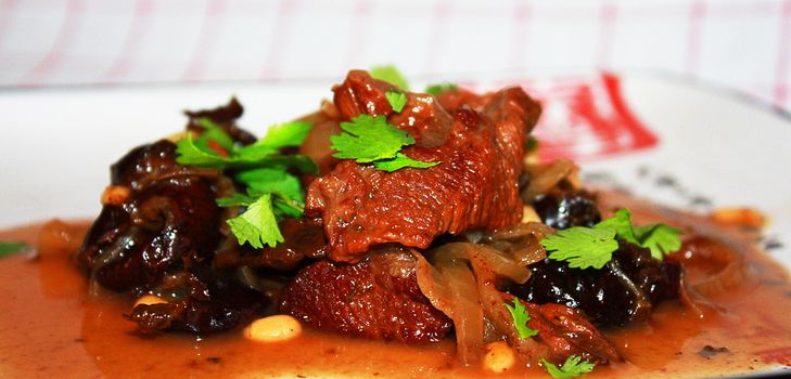 Recipe for beef with prunes in the multivark - step by step with the photo