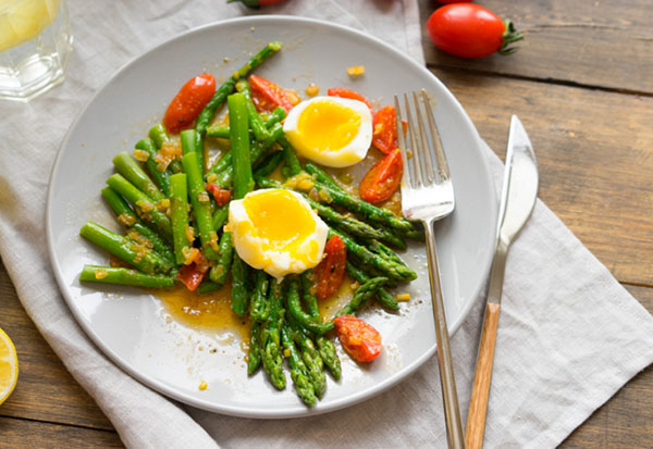 The idea of ​​a summer lunch: toasts with salmon and a warm asparagus salad