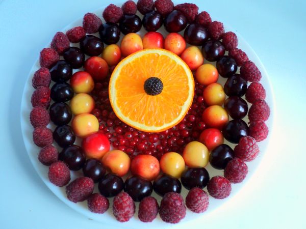 How to serve fruit and berries beautifully on the festive table, photo. Beautiful fruit slicing on a plate