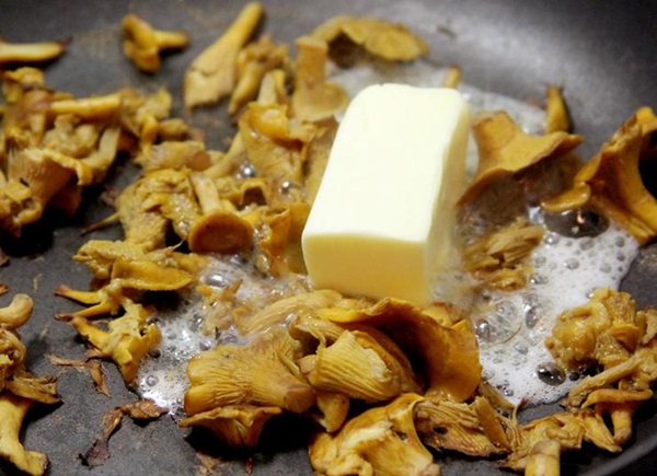 How to cook chanterelles in a frying pan