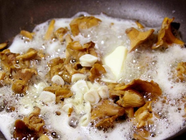 How to cook chanterelles in a frying pan