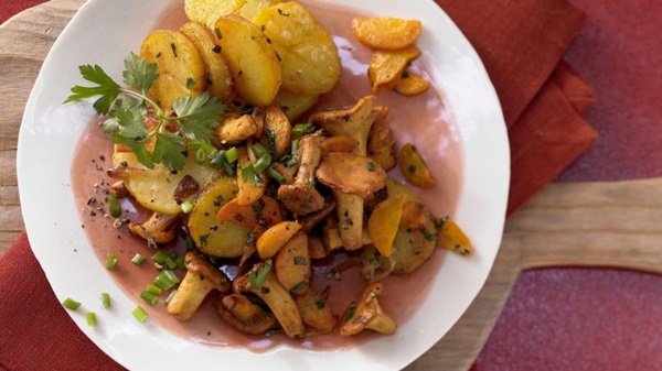 How to cook chanterelles in a frying pan