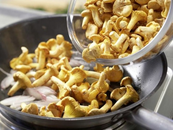 How to cook chanterelles in a frying pan