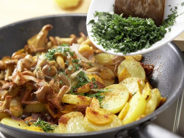 How to cook chanterelles in a frying pan