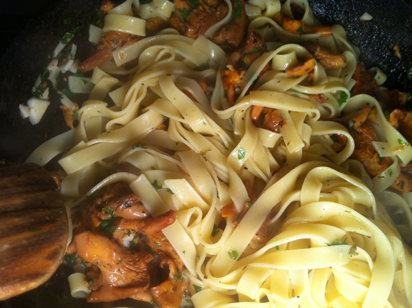 How to cook chanterelles in a frying pan