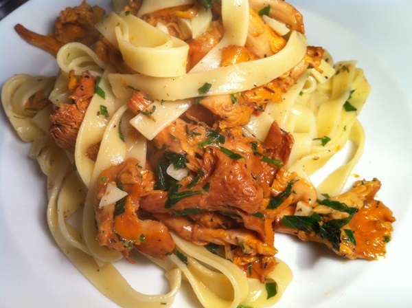 How to cook chanterelles in a frying pan
