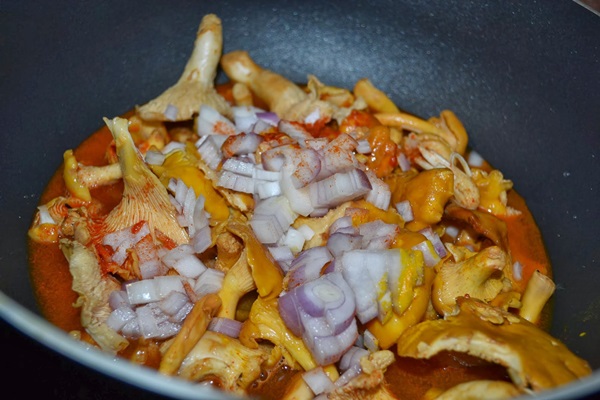 How to cook chanterelles in a frying pan