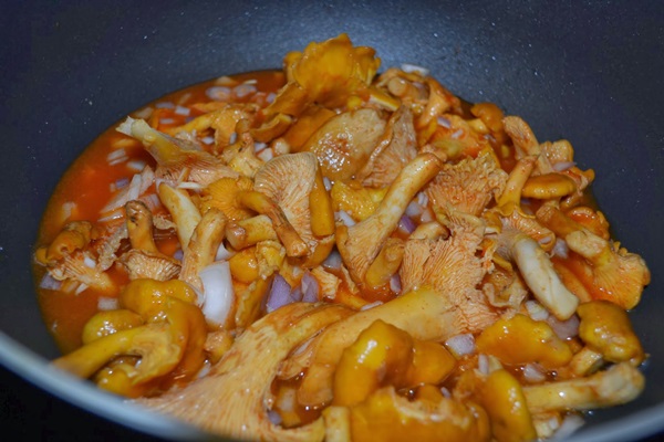 How to cook chanterelles in a frying pan