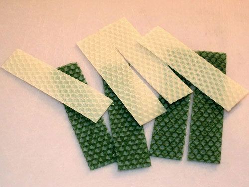 Take 4 white strips of wax and 4 green