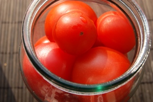Simple recipe for tomatoes in your own juice