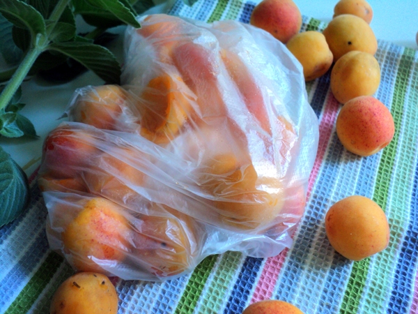 How to freeze apricots for the winter