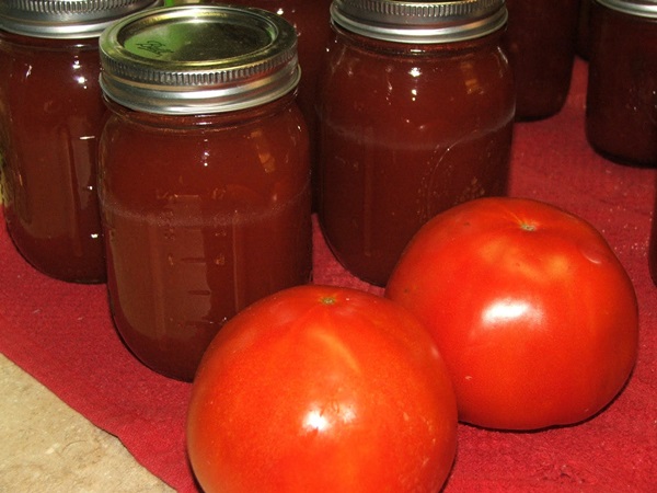 Ketchup by own hands from tomatoes: step-by-step recipes for harvesting for the winter