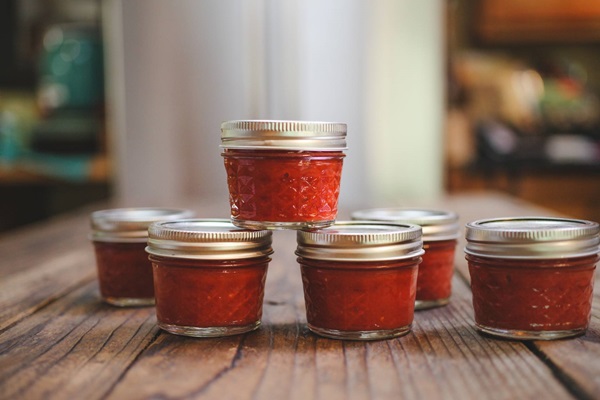 Ketchup by own hands from tomatoes: step-by-step recipes for harvesting for the winter