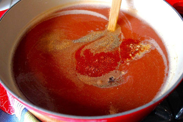 Ketchup by own hands from tomatoes: step-by-step recipes for harvesting for the winter