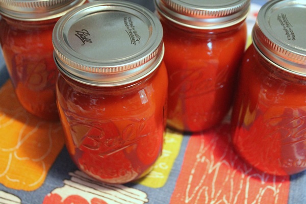 Ketchup by own hands from tomatoes: step-by-step recipes for harvesting for the winter