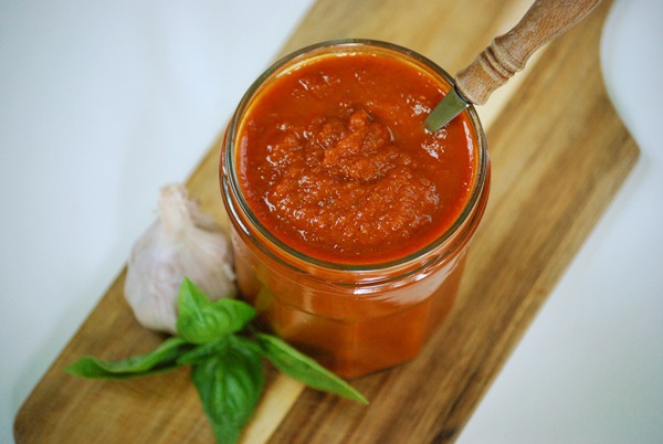 Ketchup by own hands from tomatoes: step-by-step recipes for harvesting for the winter