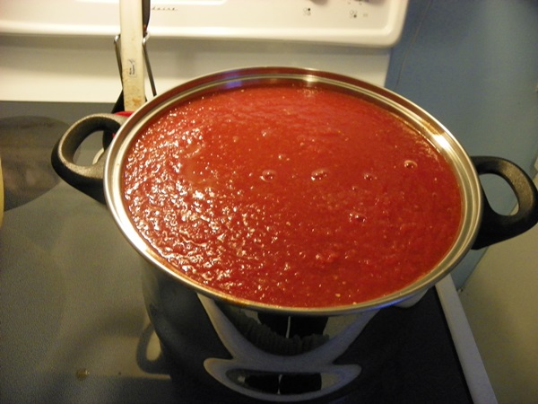 Ketchup by own hands from tomatoes: step-by-step recipes for harvesting for the winter