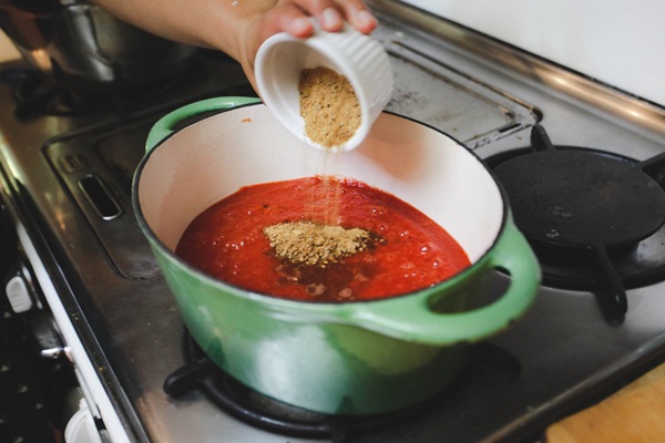 Ketchup by own hands from tomatoes: step-by-step recipes for harvesting for the winter