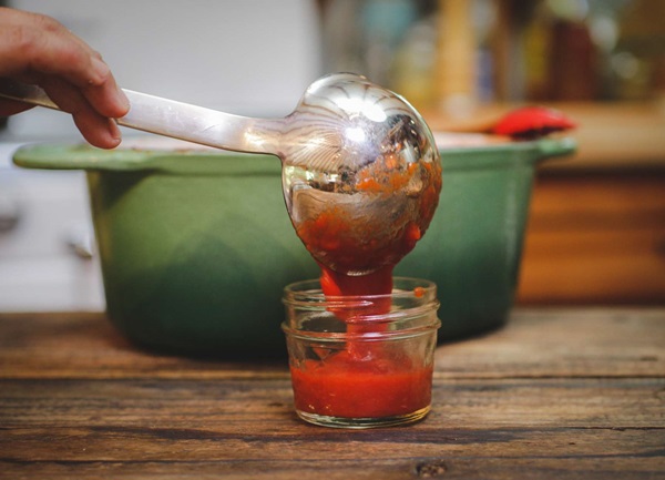 Ketchup by own hands from tomatoes: step-by-step recipes for harvesting for the winter