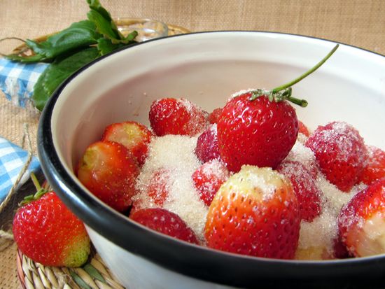 The recipe for strawberries in its own juice The recipe for strawberries in its own juice