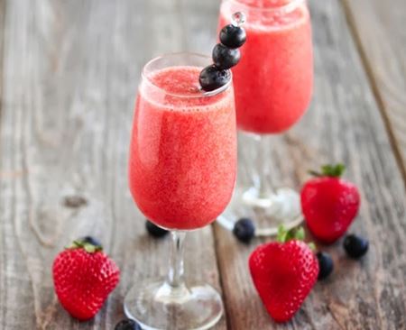 Strawberry cocktail with champagne