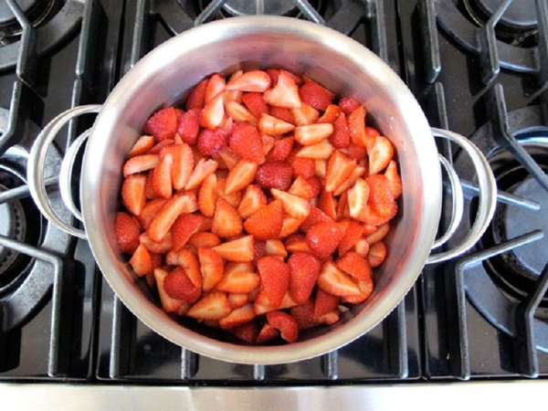 Strawberry compote for the winter
