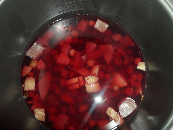 Delicious compote of raspberries for the winter