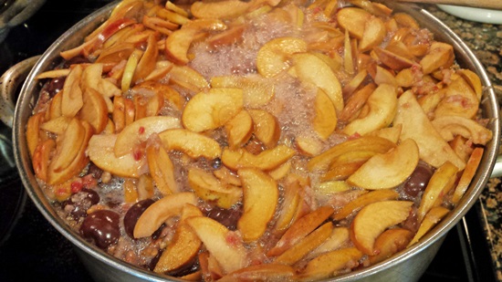 Fragrant compote of cherries in a pan and multivark - recipe